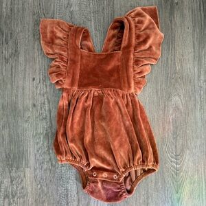 Kate Quinn Ruffle Strap Velour Bubble in Gingerbread